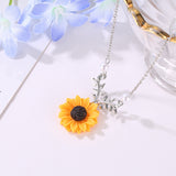 Pearl Sunflower Pendant Necklace – Elegant Fashion Jewelry for Women, Stylish Sweater Chain Accessory